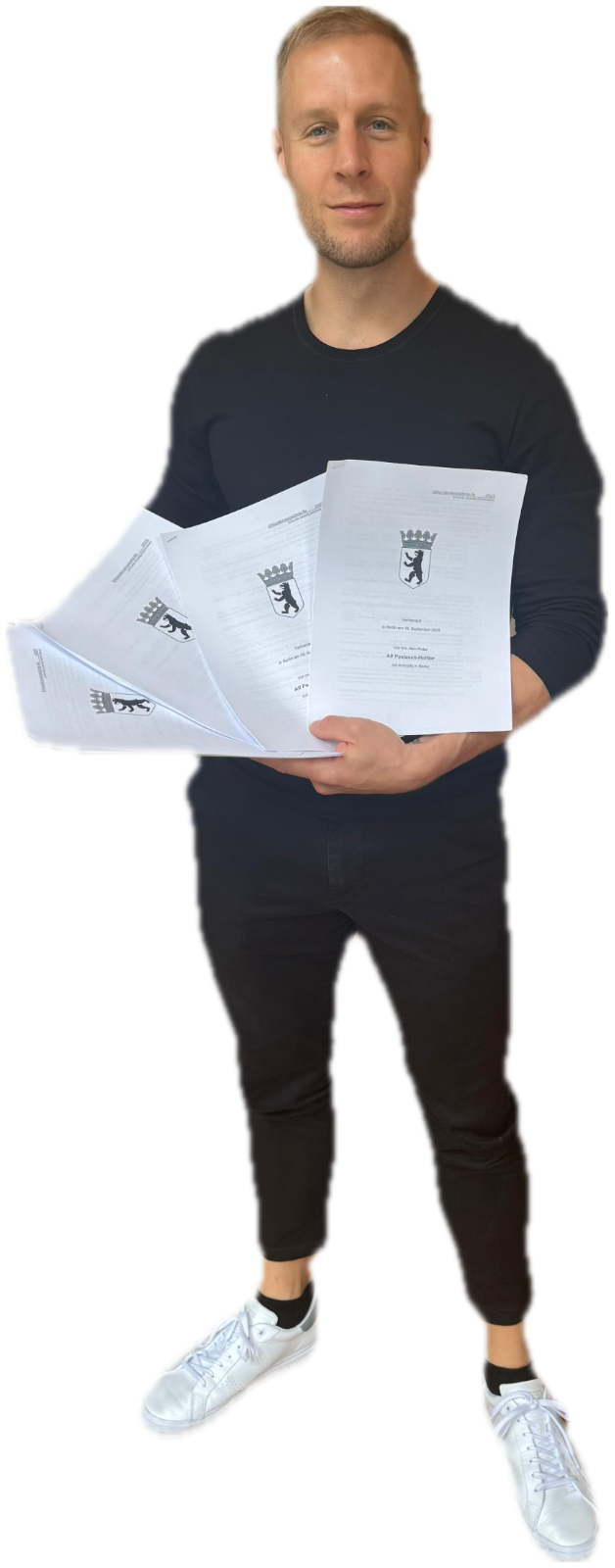 Björn Grönefeld mit Immobilien-Kaufverträgen